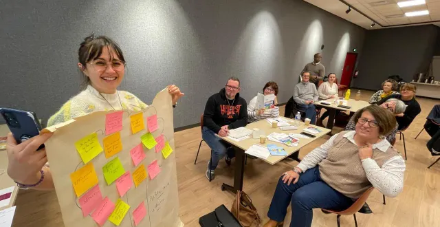 photo  l’intervenante solène bargain apprend aux participants comment réagir et comment orienter une personne présentant des signes d’état psychologique troublé. ici, une formation début décembre 2025 à la flèche.  &copy;  le maine libre - louis gohin 