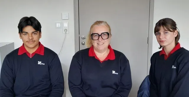 photo  alexandra solazzo, directrice de l’épide, entouré de yannick batista-texier et alizée pichard, deux jeunes volontaires.  &copy;  ouest-france 