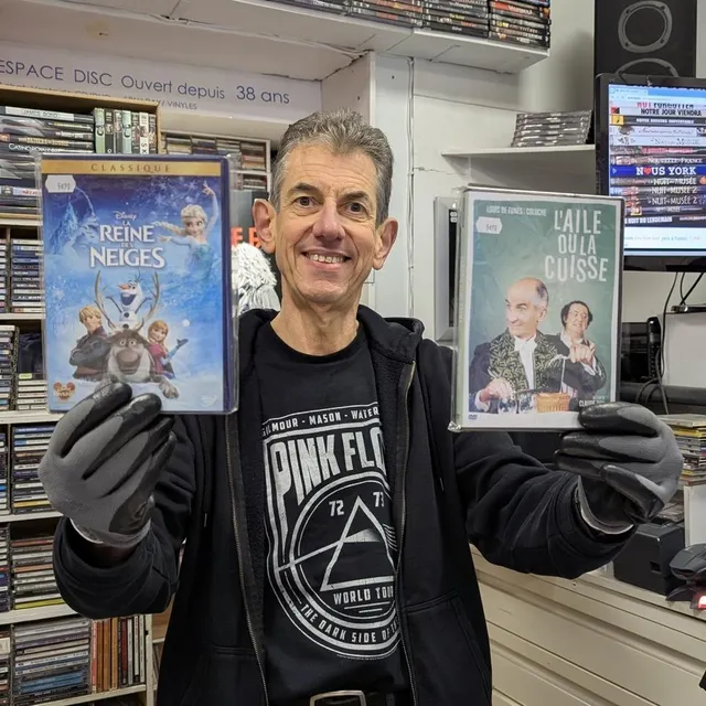 photo gilles ferrand, gérant du magasin espace disc à caen (calvados), conseille pour les familles « bambi », la reine des neiges, l’aile ou la cuisse », « avatar » ou « retour vers le futur ».  ©  ouest-france