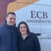 photo  emeric, 35 ans et cassandra, 32 ans devant le camion de l’entreprise.  