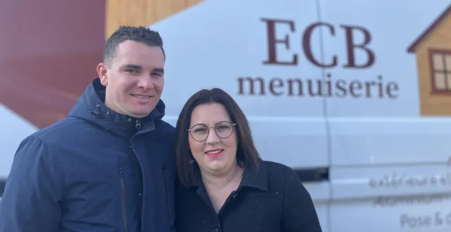 photo  emeric, 35 ans et cassandra, 32 ans devant le camion de l’entreprise.   &copy;  le maine libre 