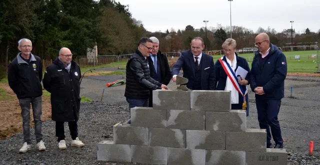 photo  élus et responsables du club réunis au stade.   &copy;  le maine libre 