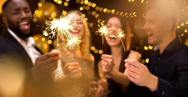 photo débat. envoyer ses vœux à minuit : indispensable ou pas nécessaire ? &copy; adobestock / motortion