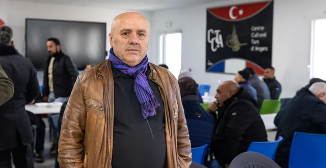 photo  dimanche 28 décembre 2025, centre culturel turc d’angers, rue parmentier. izzet albayrak, président de l’association culturelle turque, accueille dans une salle à côté de la mosquée, les familles endeuillées et les proches des deux jeunes cousins victimes d’un accident de la route dramatique à la chapelle-sur-oudon (maine-et-loire), dans la nuit de vendredi à samedi.  &copy;  co – régine lemarchand 