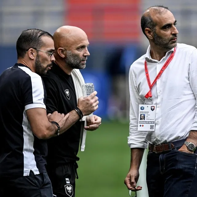 photo maxime d’ornano, ici entouré du directeur du recrutement reda hammache (à gauche) et du président ziad hammoud (à droite), ne sera resté que quelques mois sur le banc du sm caen.  ©  martin roche / ouest-france
