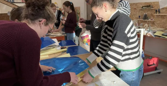 photo  en amont de leur séjour au sénégal, les six collégiennes ont appris à fabriquer un four solaire.   &copy;  le maine libre 