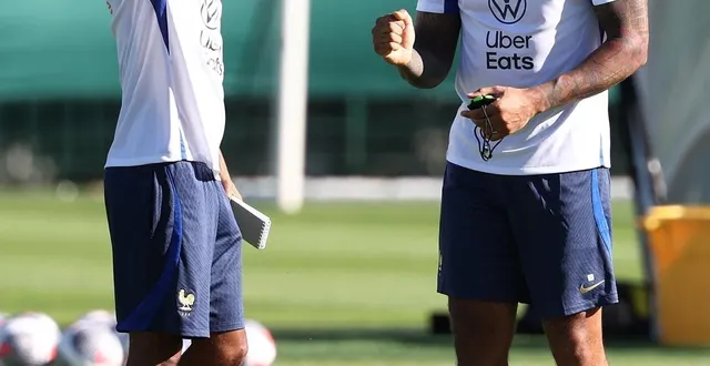 photo  nouvel entraîneur du sm caen, gaël clichy (à gauche), a été l’adjoint de thierry henry avec l’équipe de france espoirs, de 2023 à 2025.  &copy;  archives franck fife / afp 