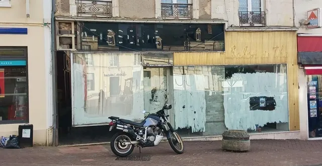 photo  le bâtiment mis en cause sur la place de la république d’écommoy.  &copy;  ouest-france 