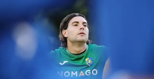 photo  le gardien croate d’erzurumspor fk, matija orbanic, en train de boire du thé en plein match.  &copy;  getty images via afp / jess hornby 