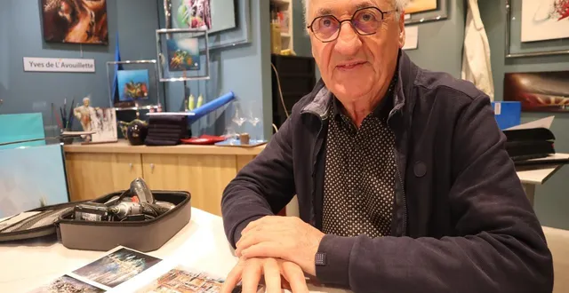 photo  yves de l’avouillette à sa table de travail. il explore l’abstraction sur des formats carrés de toutes dimensions.  &copy;  co 