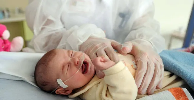 photo  la kiné respiratoire soulage les nourrissons malades de bronchiolite. les techniques anglaises sont interdites, comme les vibrations et le drainage postural.  &copy;  illustration co 