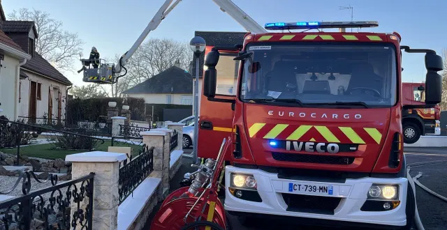 photo  les pompiers de la ferté-bernard et du theil-sur-huisne sont rapidement intervenus ce 29 décembre 2025 dans la rue de la calaisière à la ferté-bernard.  &copy;  le maine libre - thomas négrier 