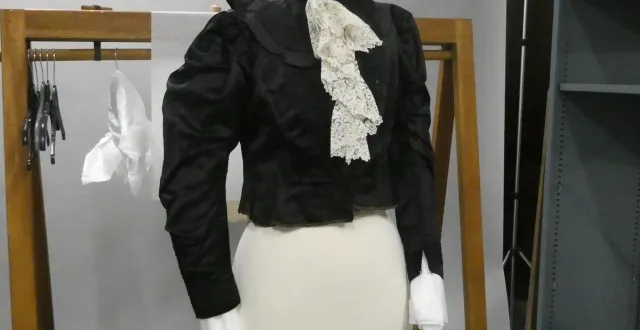 photo  les différents éléments d’une robe créée en 1898 pour une famille habitant à campeaux sont préservés dans les réserves du musée de vire normandie (calvados).  &copy;  ouest-france 