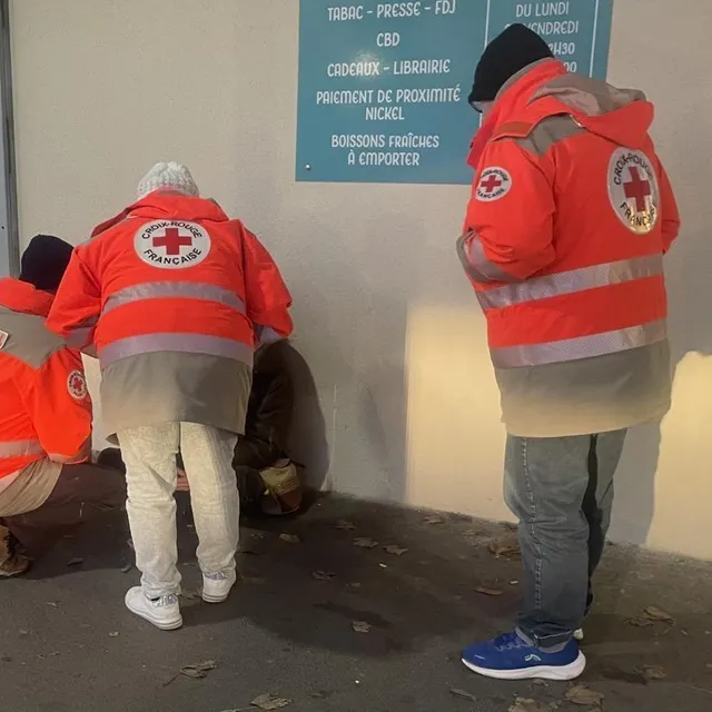 photo les bénévoles en train d’aider une jeune femme à argentan.  ©  ouest-france