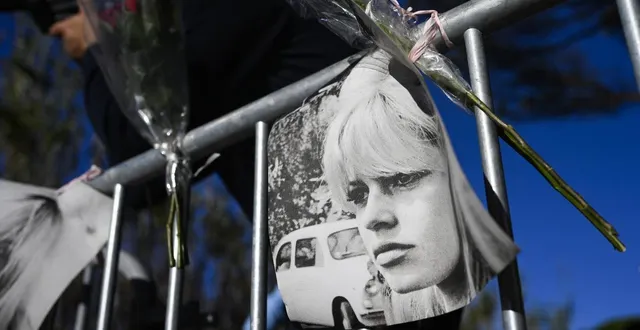 photo  des portraits de la défunte actrice française brigitte bardot et des fleurs sont disposés sur les barrières à l’entrée de la maison la madrague, propriété de la défunte brigitte bardot à saint-tropez (var), le 28 décembre 2025.  &copy;  frederic dides/afp 