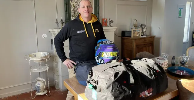 photo  derniers instants à la maison pour matthieu jauffraud, prêt à prendre la route du dakar.  &copy;  co 