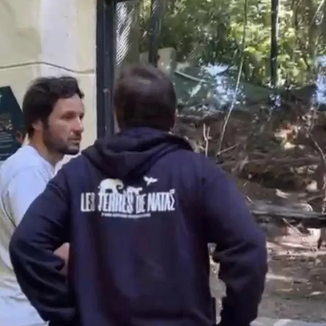 photo vianney, ici en compagnie de sébastien musset, devant l’enclos des macaques de laboratoire réhabilités.  ©  capture d’écran terres de nataé