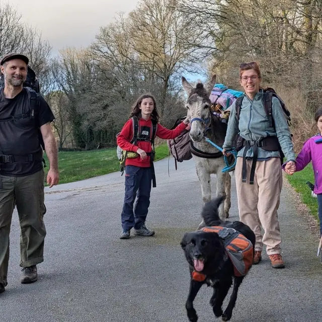 photo avec son âne ernest, la famille fauc-besnard, installée à inguiniel (morbihan), s’apprête à voyager à pied durant six mois à travers la france.  ©  famille fauc-besnard