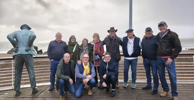 photo  ces anciens collégiens d’ancenis ont invité janick collet, leur professeure de français de l’époque au restaurant de la plage de m. hulot, à saint-nazaire. un touchant anniversaire pour la retraitée fêtant ses 85 ans.  &copy;  collection privée 