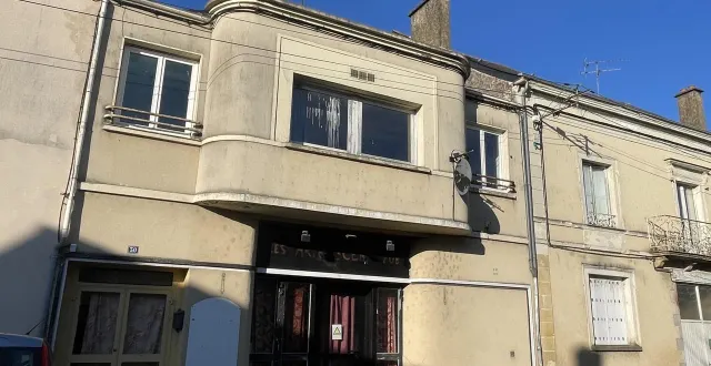 photo  jusqu’en 1978, ce bâtiment de style art déco a été l’un des deux cinémas de la ville de sablé-sur-sarthe, le rex, avant d’accueillir des bars puis une église évangélique.  &copy;  ouest-france 