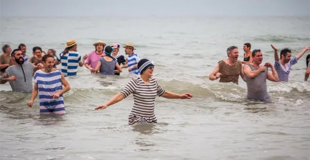 photo  à cabourg, on plonge costumé pour le dernier bain de l’année !  &copy;  archives ouest-france 