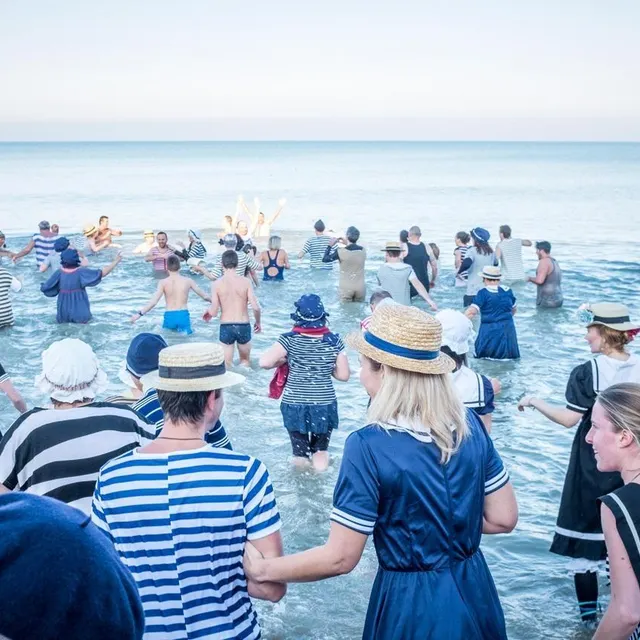 photo à cabourg, on plonge costumé lors du dernier bain de l’année !  ©  archives ouest-france