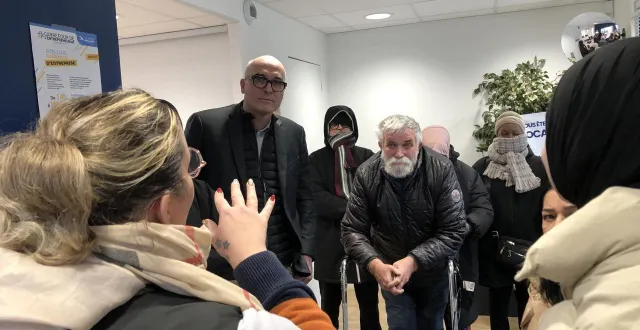 photo  en décembre, les locataires des 17 et 22 rue de londres et 7 rue de paris à coulaines (sarthe) ont vécu sans chauffage pendant plus de dix jours. ils sont venus exprimer leur exaspération au bailleur social mancelle d’habitation, lundi 29 décembre 2025.  &copy;  ouest-france 