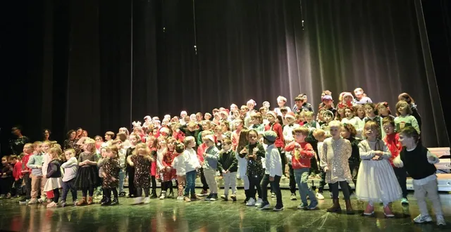 photo  présentation de la chorale en fin de représentation.  &copy;  co 