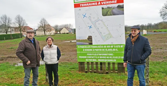 photo  michel chancerel et céline levée, adjoints, et michel legalle, le maire, devant le futur lotissement du verger.  &copy;  ouest-france 