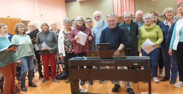 photo  sous la conduite de leur chef de chœur richard berry, les vingt-cinq choristes de la chorale oléna chanteront, dimanche 11 janvier, au profit du téléthon.  &copy;  ouest-france 