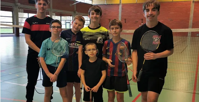 photo  les six stagiaires du jour, qui ont troqué la raquette de tennis de table pour celle du badminton, posent aux côtés de lilian demestre, l’entraîneur du club.  &copy;  le maine libre. 
