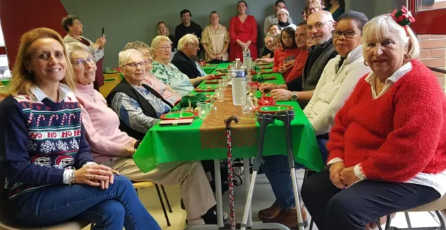 photo  ambiance chaleureuse et joyeuse lors du repas solidaire « noël avant noël », organisé par le secours catholique.  &copy;  le maine libre 