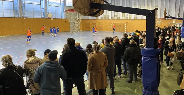 photo  de nombreux spectateurs sont attirés par le tournoi.  &copy;  le maine libre 