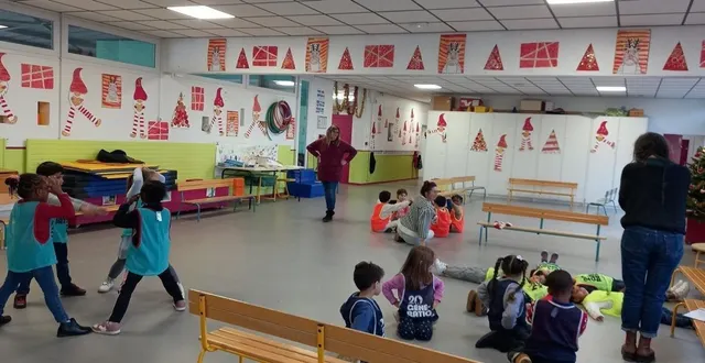 photo  les enfants en grande section de l’école maternelle pierre-et-marie-curie, en train de former, en petits groupes, des figures qui se rejoindront en motifs kaléidoscopiques.  &copy;  ouest-france 