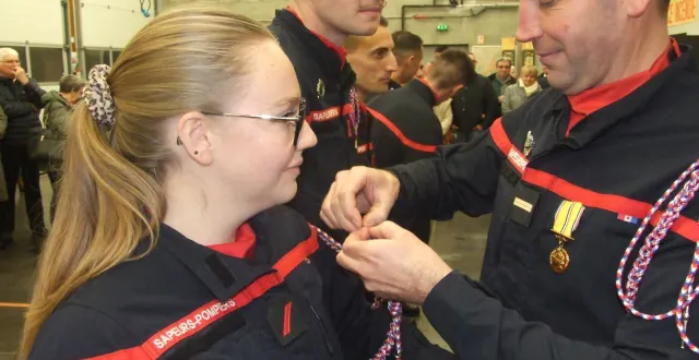 photo  c’est avec fierté que sylvain beunaiche a décoré sa fille, ninon, du grade de première classe.  &copy;  ouest-france 