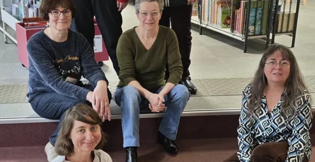 photo  juliette poullot, au premier plan, entourée de son équipe de bibliothécaires.  &copy;  ouest-france 