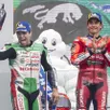 photo applaudi sur le grand podium par marc marquez, le français johann zarco est entré dans l’histoire du motogp mi-mai au mans.