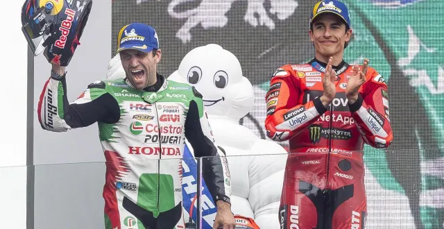 photo  applaudi sur le grand podium par marc marquez, le français johann zarco est entré dans l’histoire du motogp mi-mai au mans.  &copy;  jérôme fouquet / ouest france 