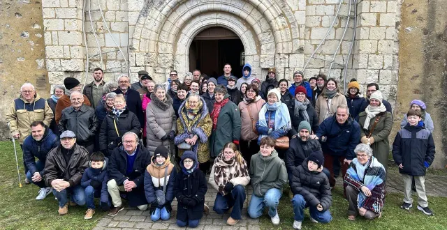 photo  venus des états-unis et du canada, une vingtaine de descendants des familles balderman et fragman ont été accueillis à luché-pringé.  &copy;  le maine libre 