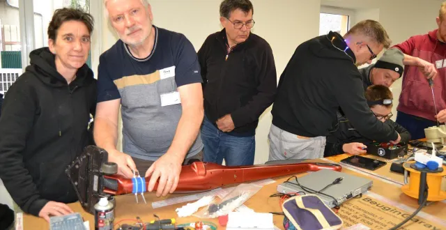 photo  la nouvelle présidente (à gauche) lors de l’atelier à mézeray.  &copy;  le maine libre 