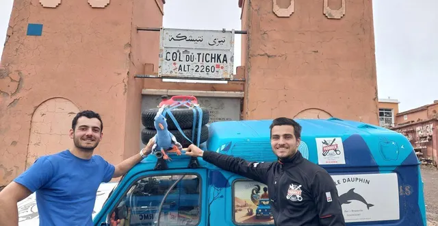 photo  yoann et mathis batereau ont franchi le col du tichka avec leur mascotte, leur peluche tichka, qui les a accompagnés tout au long de l’aventure.  &copy;  yoann et mathis batereau 