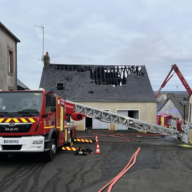 photo les flammes se sont propagées dans une deuxième maison au 3, place de la croix verte.  ©  ouest france