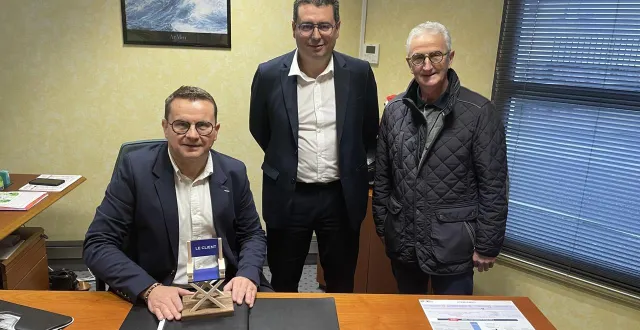 photo  jérôme cherruault (à gauche) prend la suite de sébastien gillet (au centre) à la direction du crédit mutuel du pays sabolien.  &copy;  le maine libre 