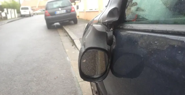 photo  un homme a arraché le rétroviseur d’une voiture avant de s’en servir pour frapper sa victime.  &copy;  illustration po 