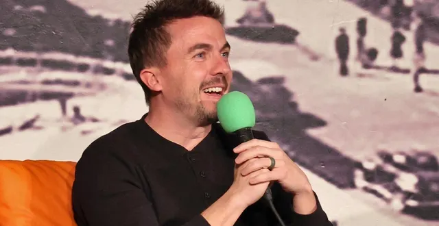 photo  frankie muniz prend la parole sur scène lors de l’édition en direct du podcast the bellas de siriusxm, animée par brie et nikki bella, le 8 février 2023 à phoenix, en arizona.  &copy;  cindy ord / getty images via afp 