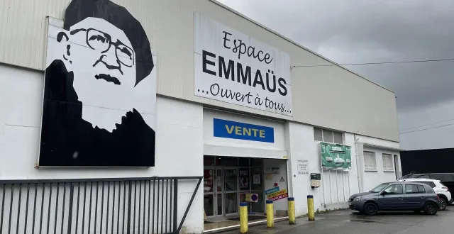 photo  à l’été 2025, la bâche qui recouvrait le portrait de l’abbé pierre sur le mur de l’espace de vente d’emmaüs de laval depuis novembre 2024 s’est envolée.  &copy;  archives ouest-france 