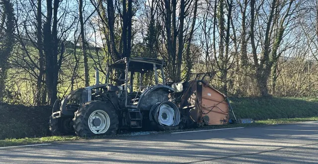 photo  un tracteur a pris feu sur la route départementale 962 à saint-georges-des-groseillers, dans l’orne, ce mardi 30 décembre 2025.  &copy;  ouest-france 