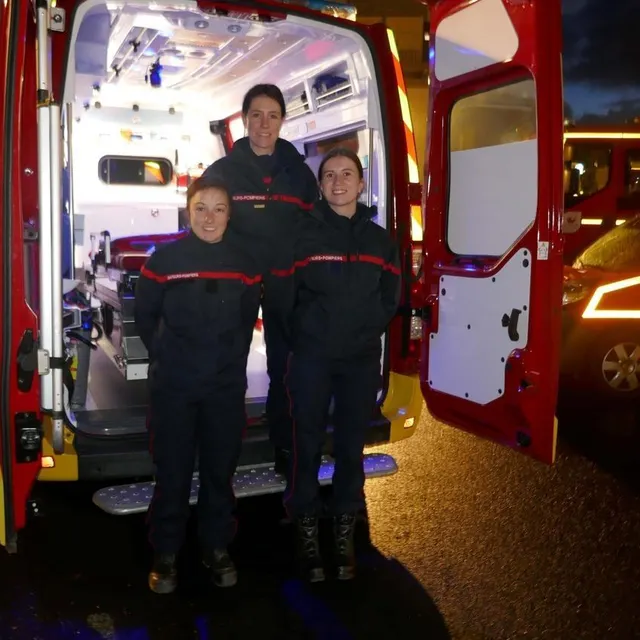 photo nina, céline, maëlla font partie des trois sapeuses-pompières appelées le soir du 21 janvier. elles ont aidé à la naissance de la petite emma sur le parking de la caserne de saint-aubin-du-cormier.  ©  ouest-france
