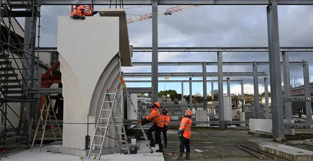 photo  le portique destiné à protéger le portail de la cathédrale saint-maurice d’angers est préparé dans l’entreprise jousselin de chazé-henry.  &copy;  co – josselin clair 