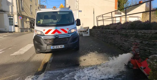 photo  dans la matinée de mardi, les services de la saur ont changé une canalisation d’eau potable qui avait cédé dans la nuit.  &copy;  ouest-france 